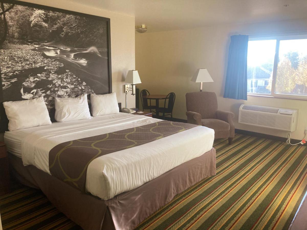 Hotel Super 8 By Wyndham Windsor Exterior foto