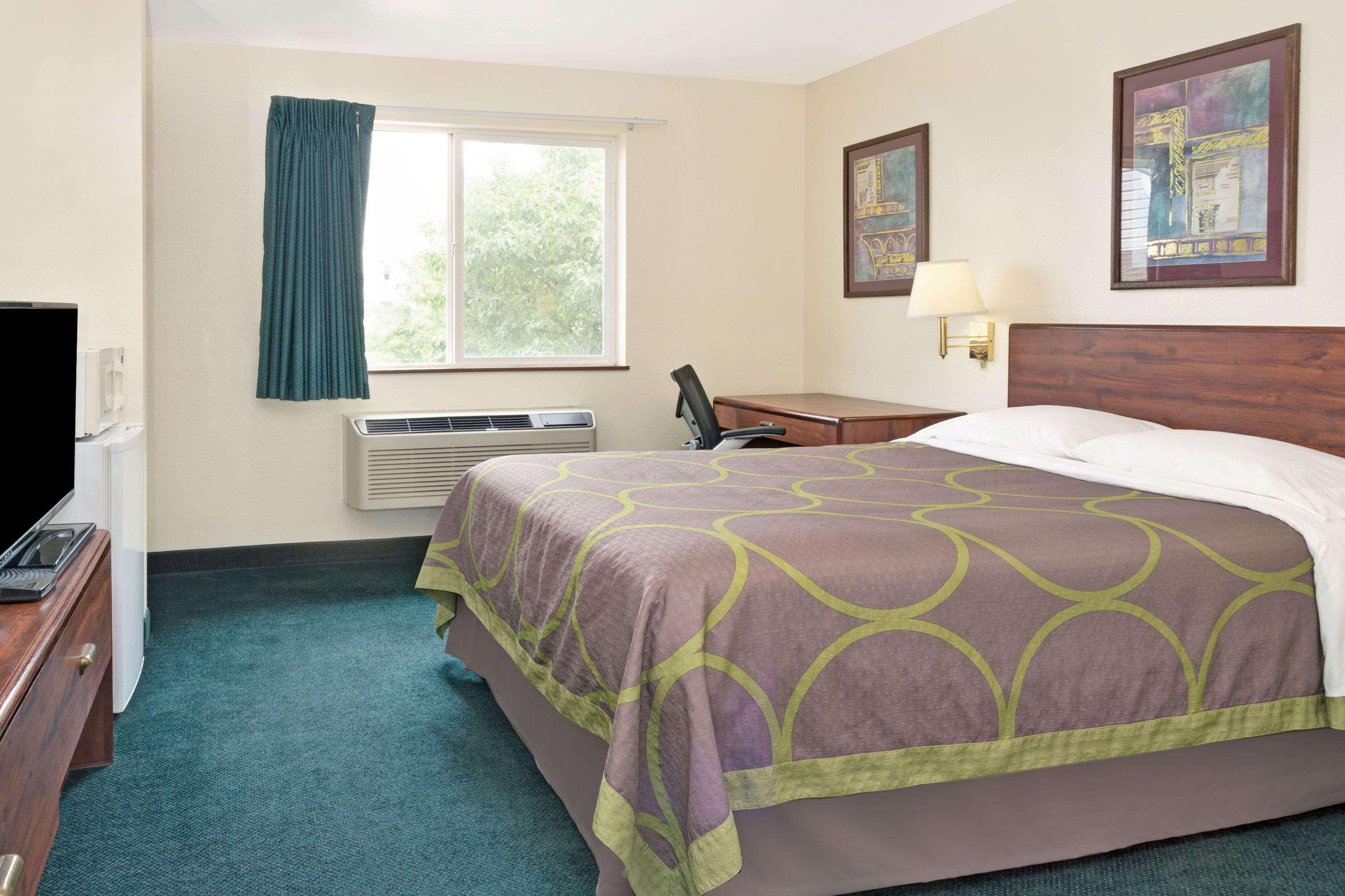 Hotel Super 8 By Wyndham Windsor Exterior foto