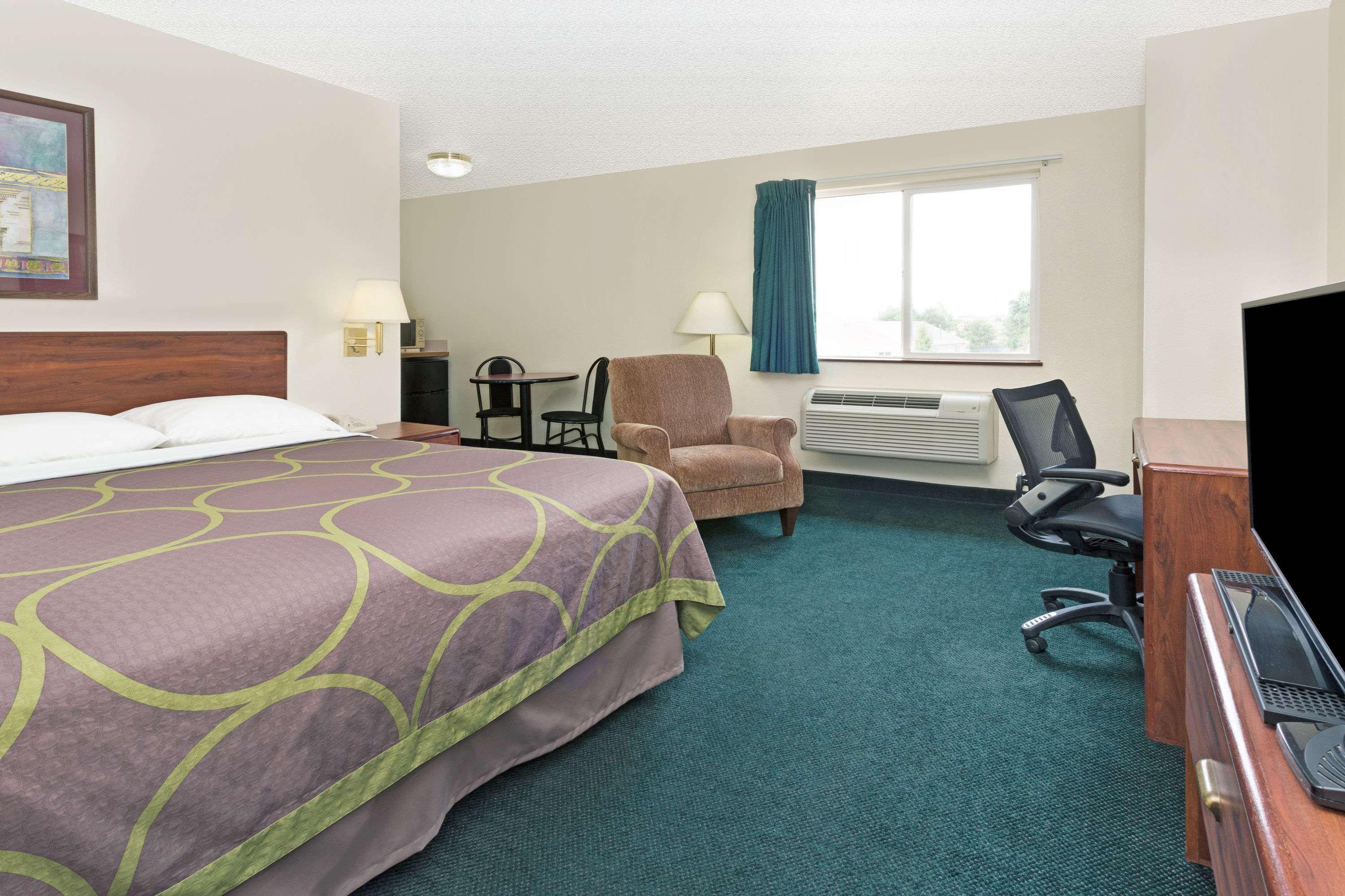 Hotel Super 8 By Wyndham Windsor Exterior foto
